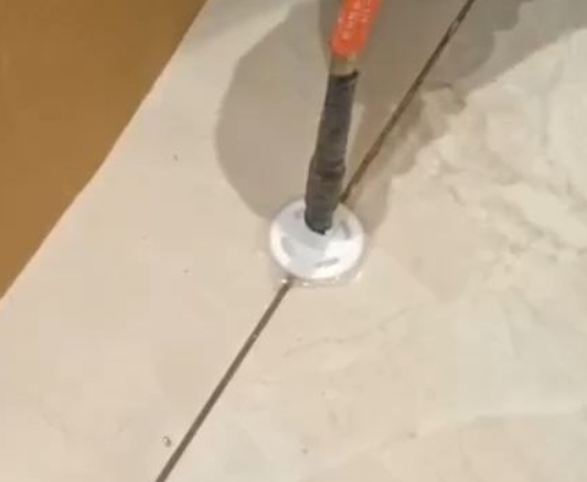 宁晋瓷砖空鼓维修公司专业解答瓷砖在铺贴过程中，如果没有涂抹均匀到位的粘结材料（如水泥砂浆或瓷砖胶），可能会导致以下问题