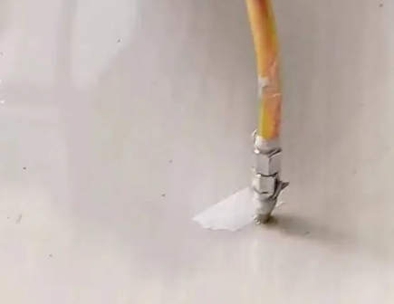 宁晋瓷砖空鼓维修公司专业解答在瓷砖铺贴过程中，如果使用的砂料过粗（如全部使用了粗砂），可能会导致以下问题